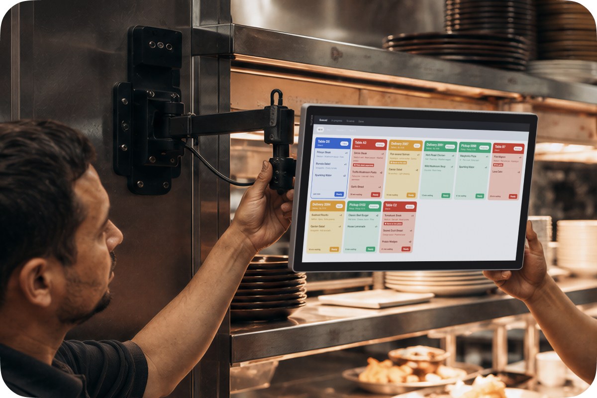 Écran cuisine fixé au passe