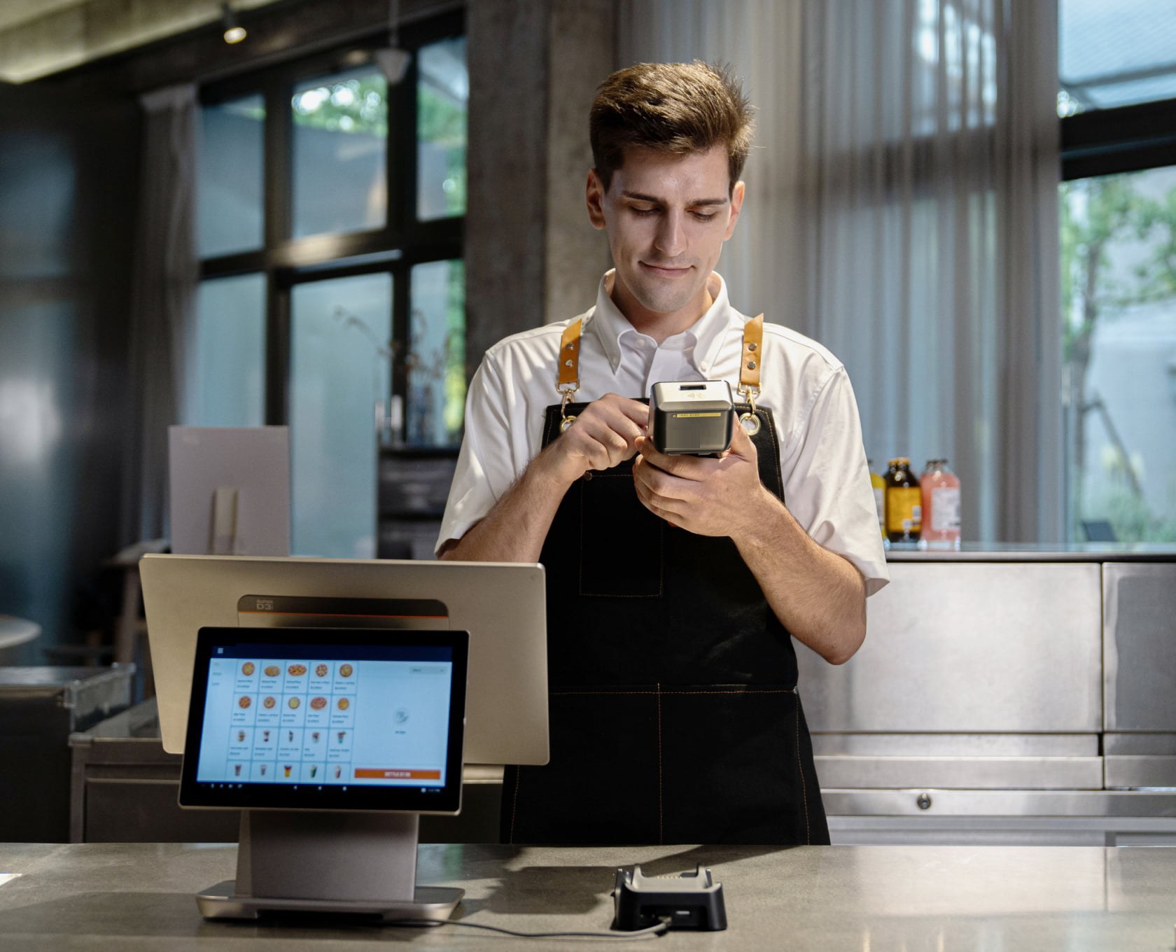 Terminal de paiement tenu par un serveur
